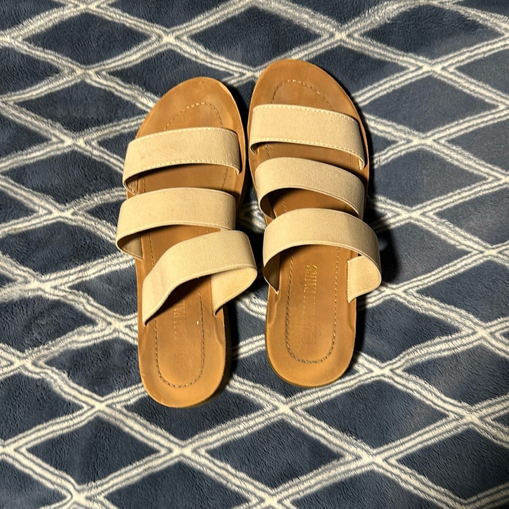 Neutral flat sandal